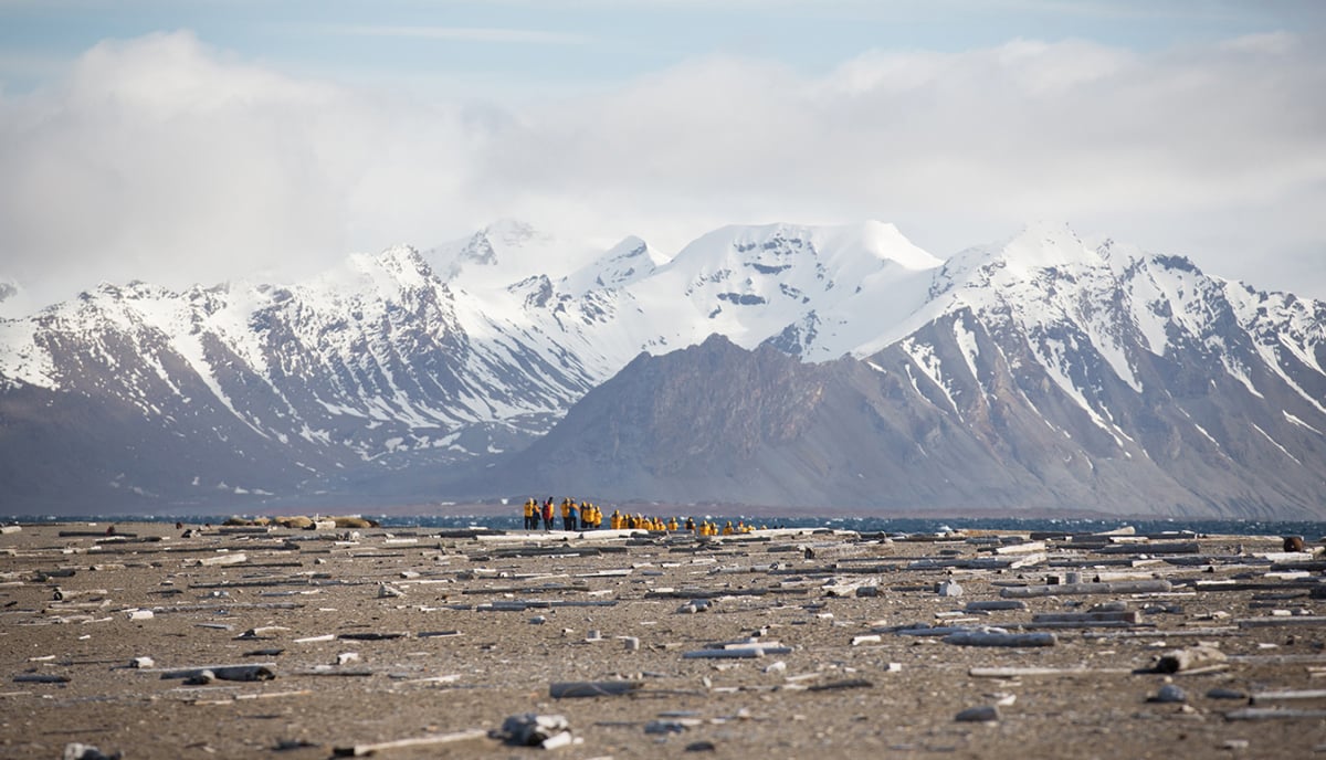 Passengers on a hike at Poolepynten in Spitsbergen
